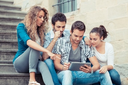 Jeunes qui consultent une tablette