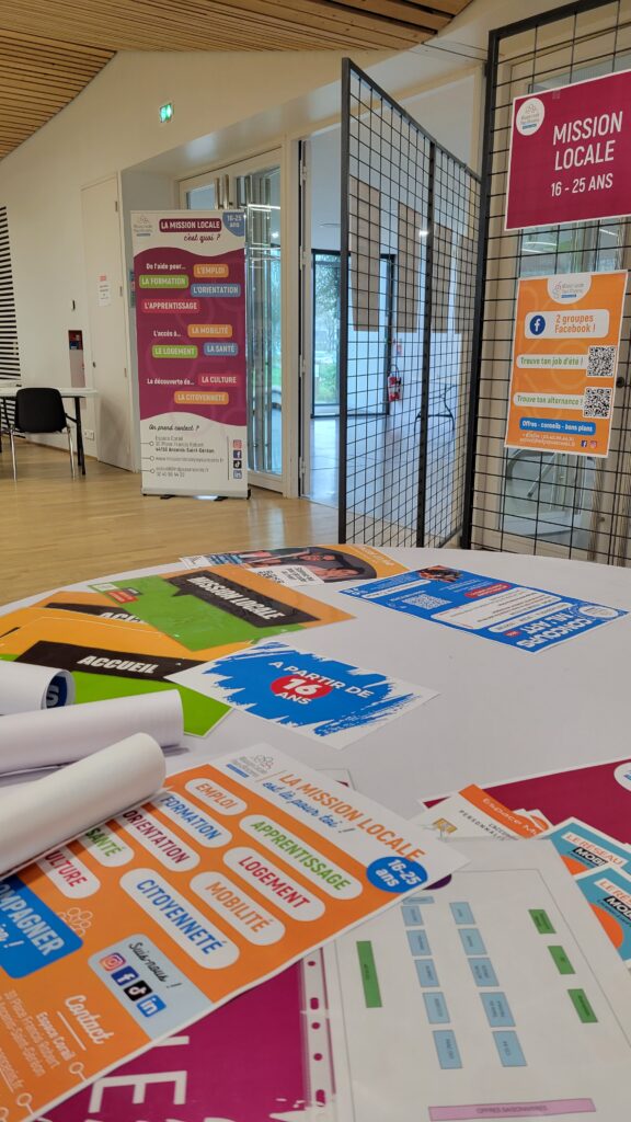 Table couverte de supports de communication de la Mission Locale.