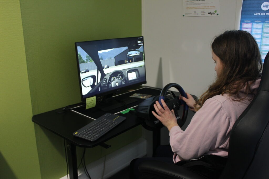 Jeune faisant du simulateur de conduite.