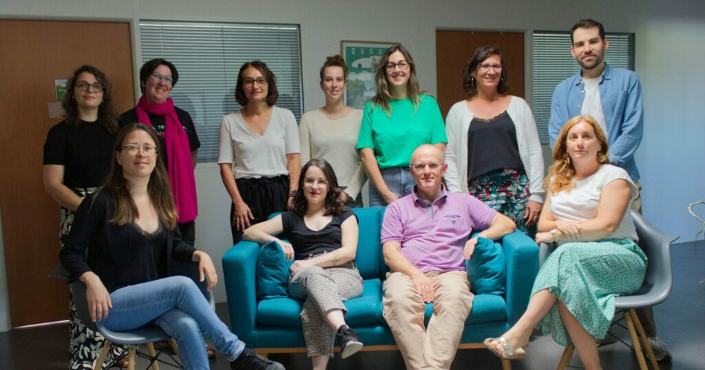 Photo de groupe de l'équipe de la Mission Locale dans l'espace d'accueil.