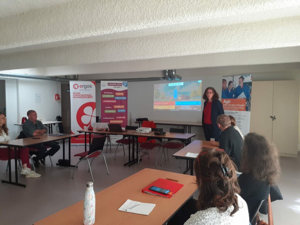 Groupe de personnes faisant un quizz projeté sur un écran blanc.