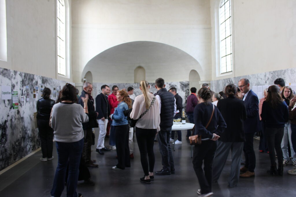 Groupe de personnes devant une exposition.