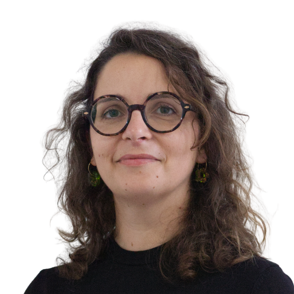 Femme brune aux yeux marrons et lunettes marrons.