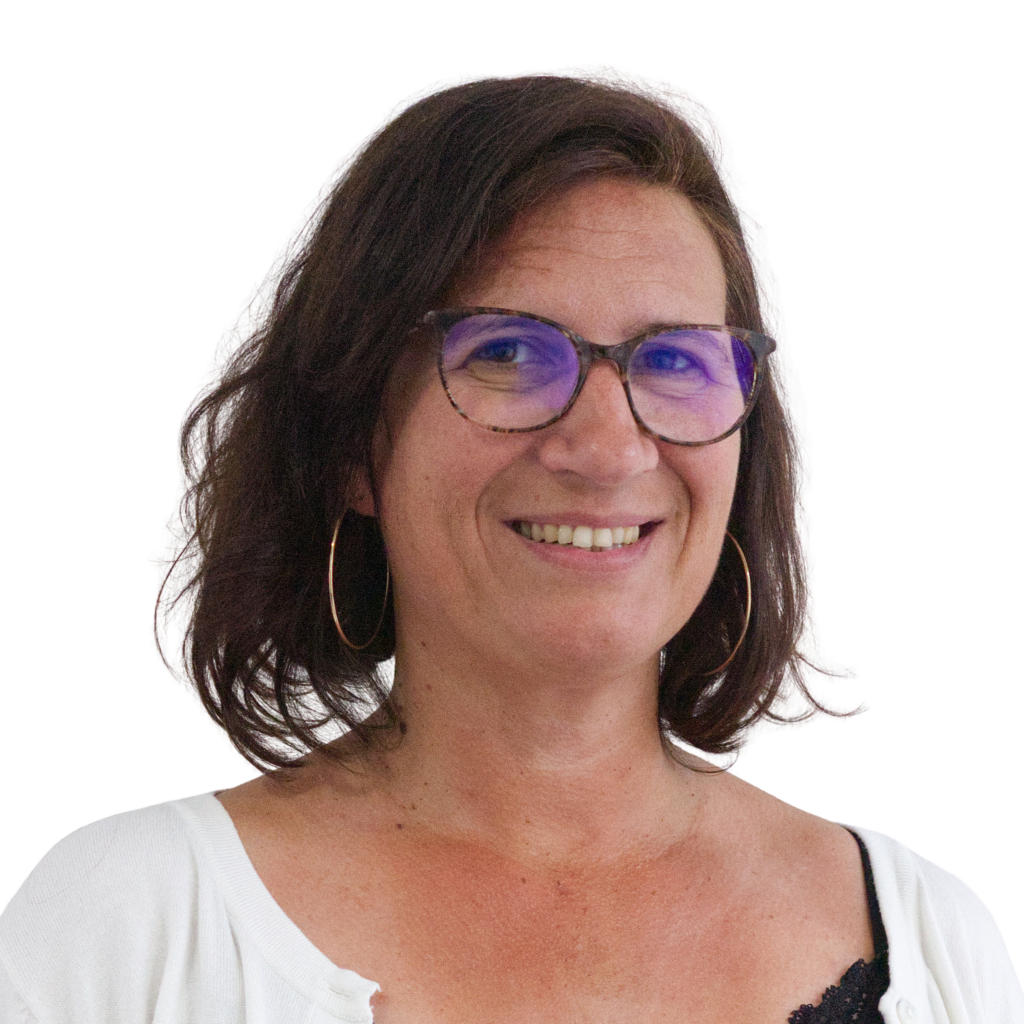 Femme brune aux yeux marrons et lunettes tachetées.