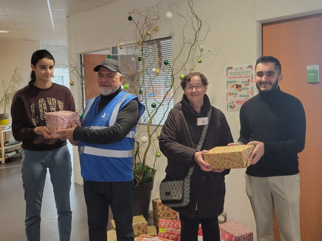 Deux jeunes et deux partenaires tenant deux cadeaux de Noël.