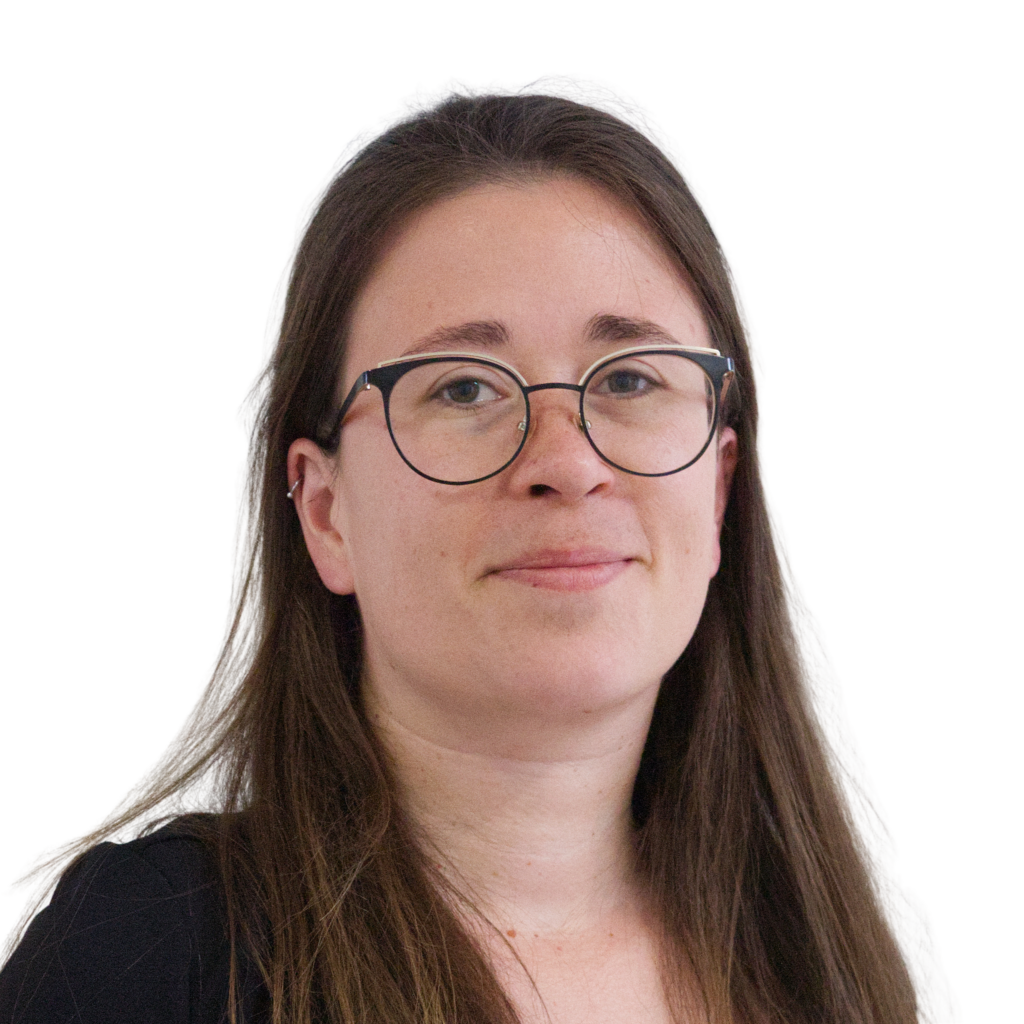 Femme brune aux yeux marrons et lunettes noires.