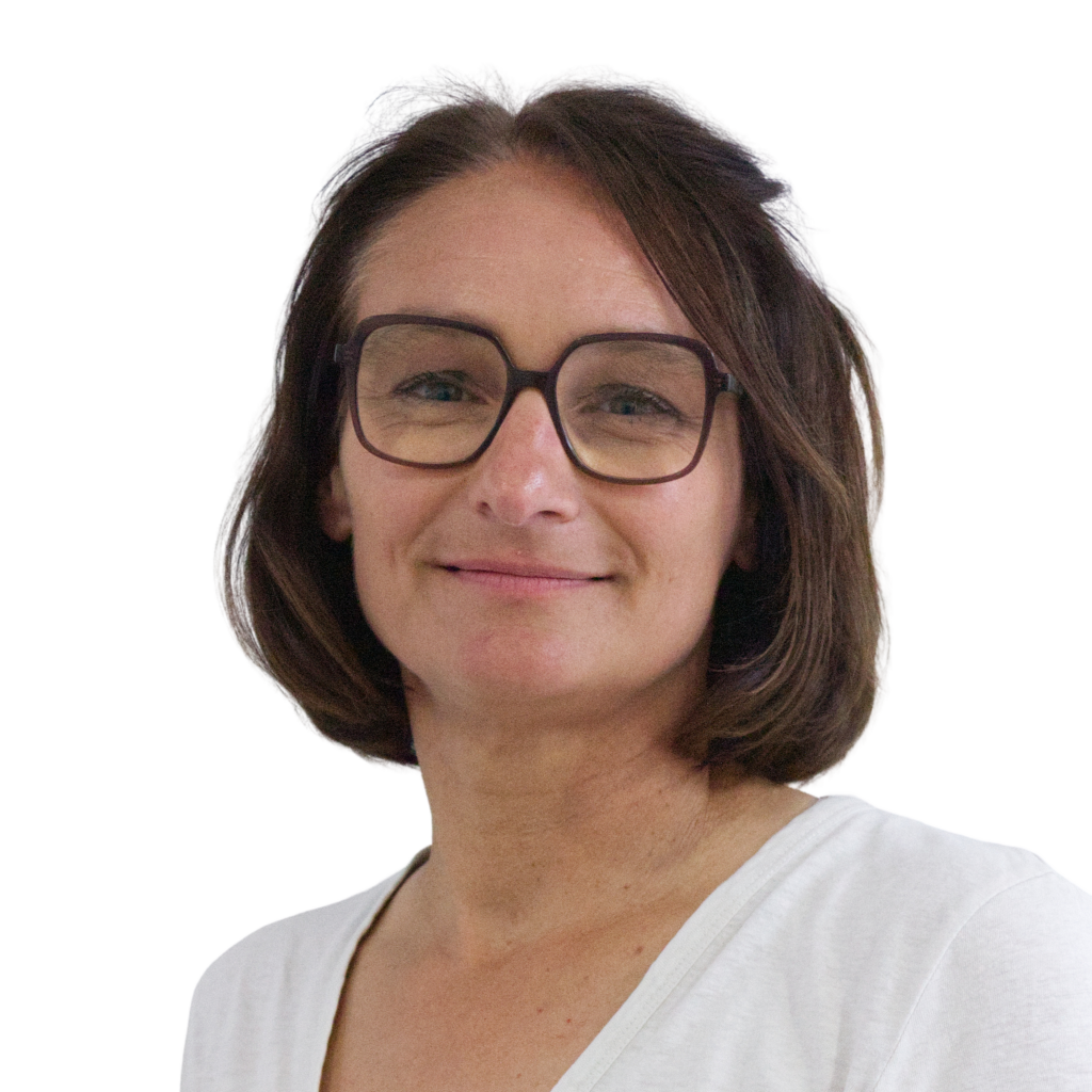 Femme brune aux yeux marrons et lunettes marrons.